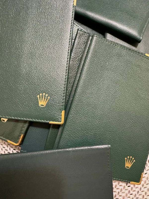 puzdro-na-dokumenty-rolex-originalne-prislusenstvo.jpg Originálne kožené alebo látkové puzdro na dokumenty Rolex, uchovávanie záruky a certifikátov
